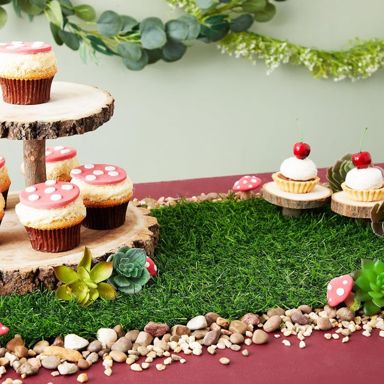 Juvale Artificial Grass Table Runner