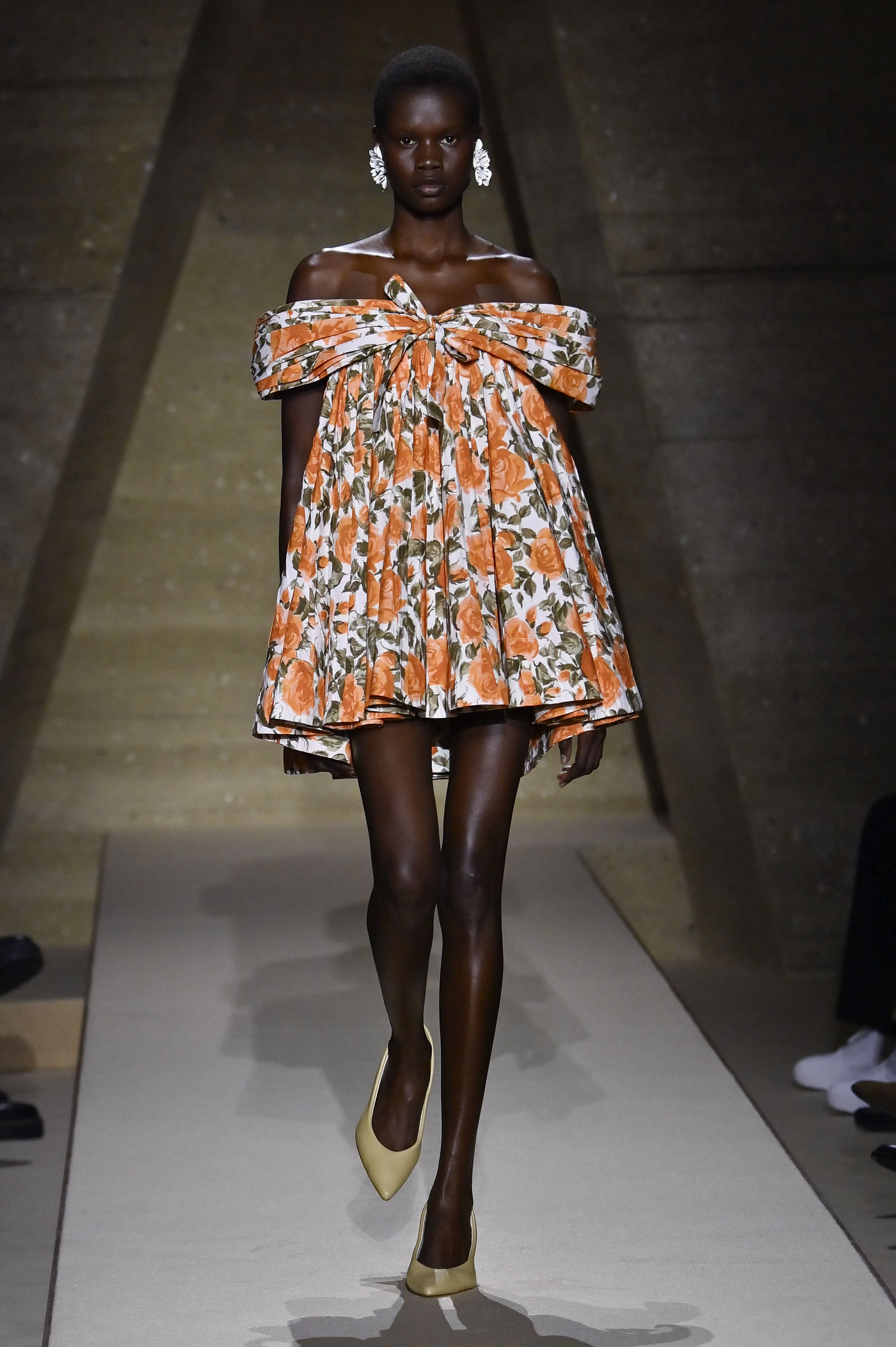Chloe ロマンティッフローラルジャケット　ランウェイ　　ミャオ　アンナ At Chloé, Chemena Kamali Gives 1950s Florals a Couture Flourish