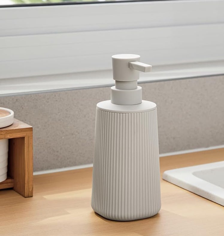 YAUKPH Ribbed Soap Dispenser