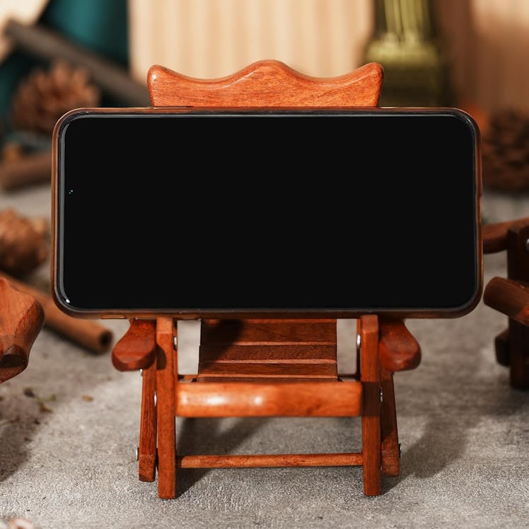 ZJL Wooden Chair Cell Phone Stand