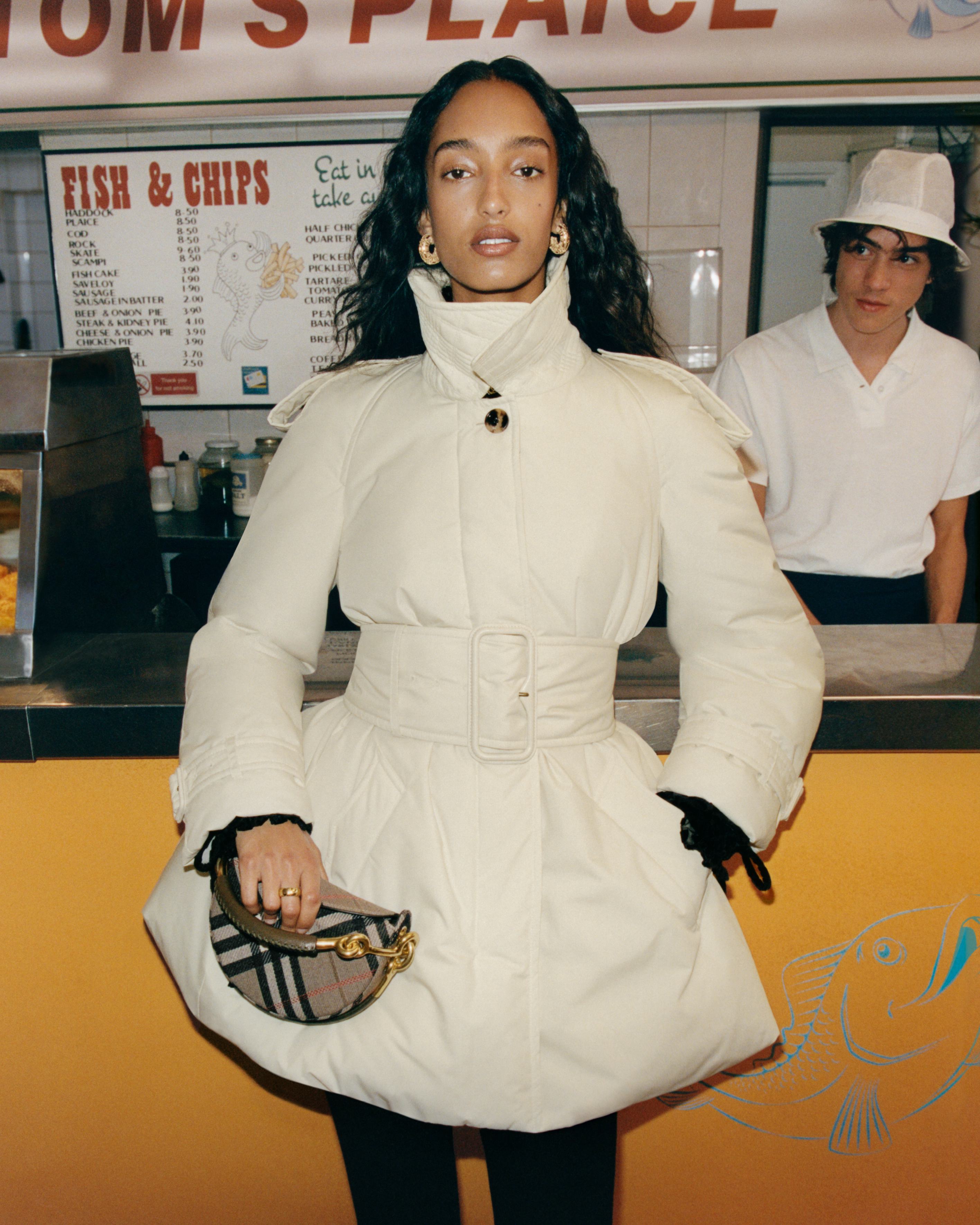 Amelia Gray Gets A History Lesson From Olivia Colman, Burberry Style