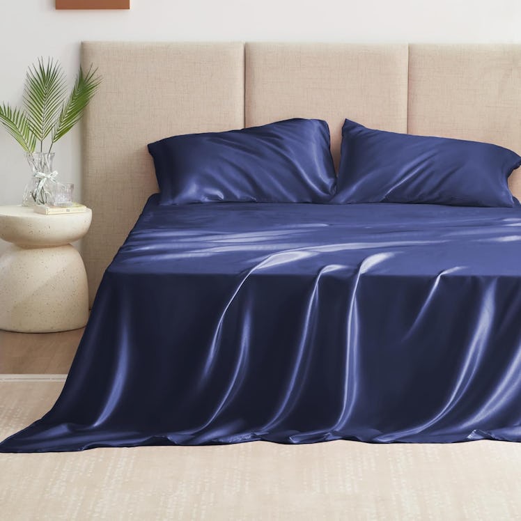 Love's cabin Satin Sheets Set (4 Pieces)