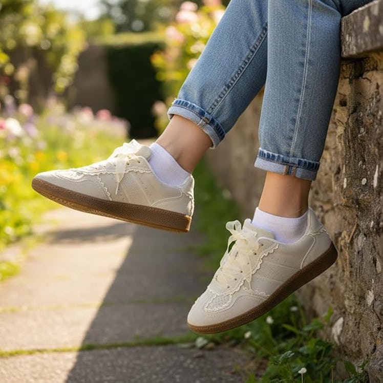 CUSHIONAIRE Belinda Sneakers