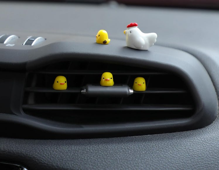 SINSETU Mini Chickens Car Dashboard Decor (20 Pieces)