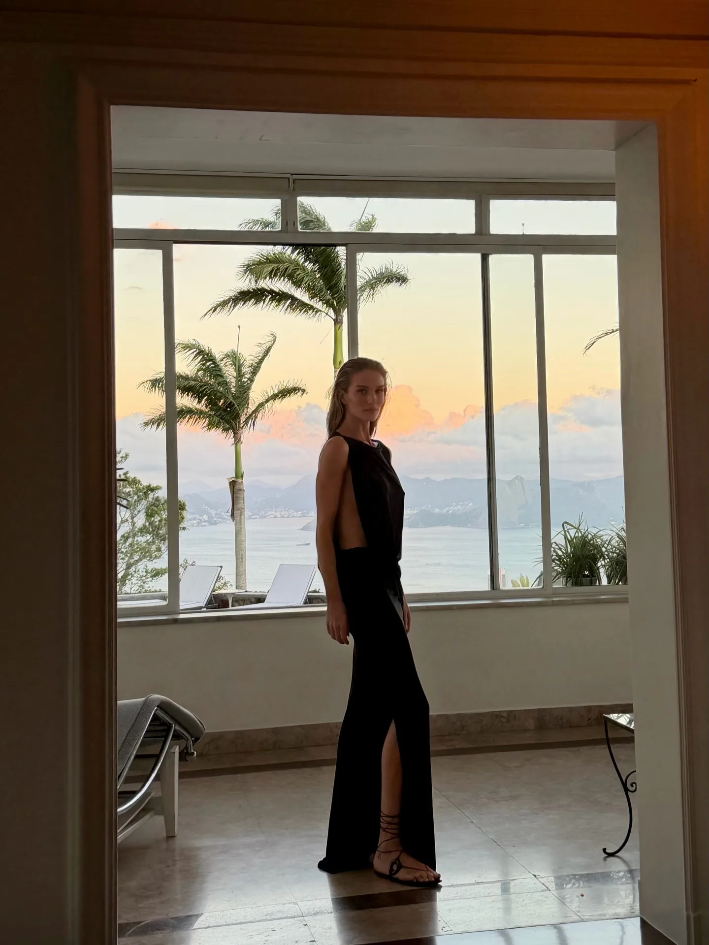 Rosie Huntington-Whiteley lleva un bañador color crema.  