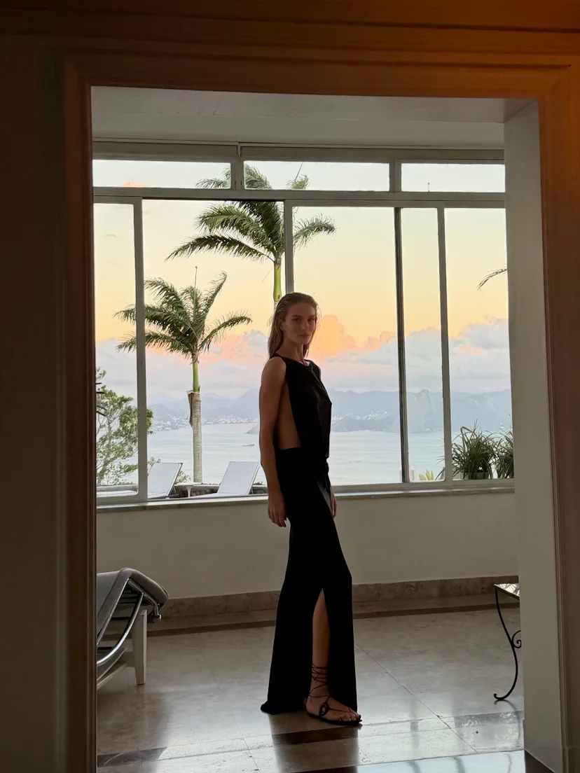 Rosie Huntington-Whiteley lleva un bañador color crema.