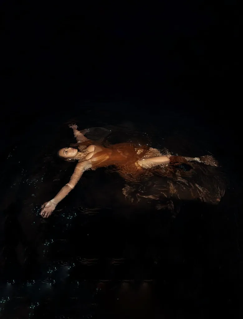 Kim Kardashian, Swimming.