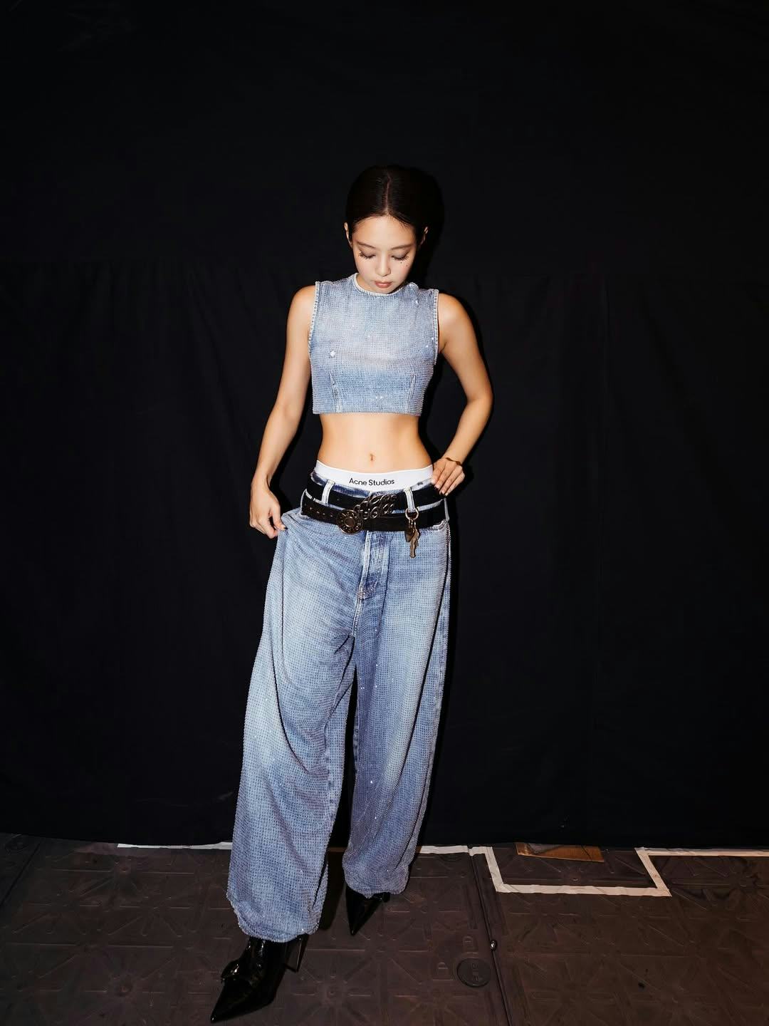 Jennie's Latest Stage Look Borrows the Mutant Belt Trick From the