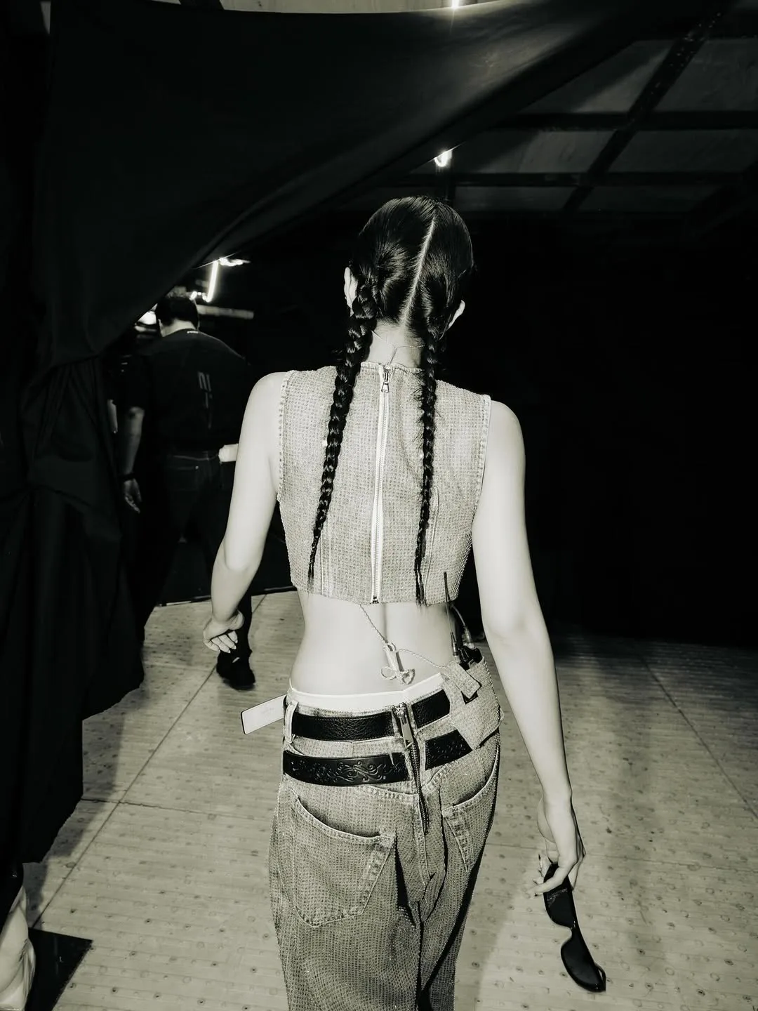 Jennie's Latest Stage Look Borrows the Mutant Belt Trick From the