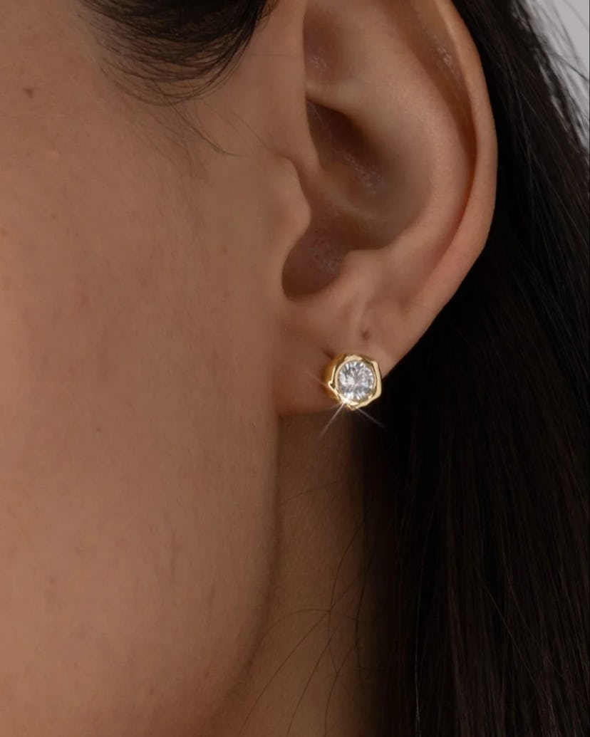 Asterales Molten Bezel Stud Earring in Gold