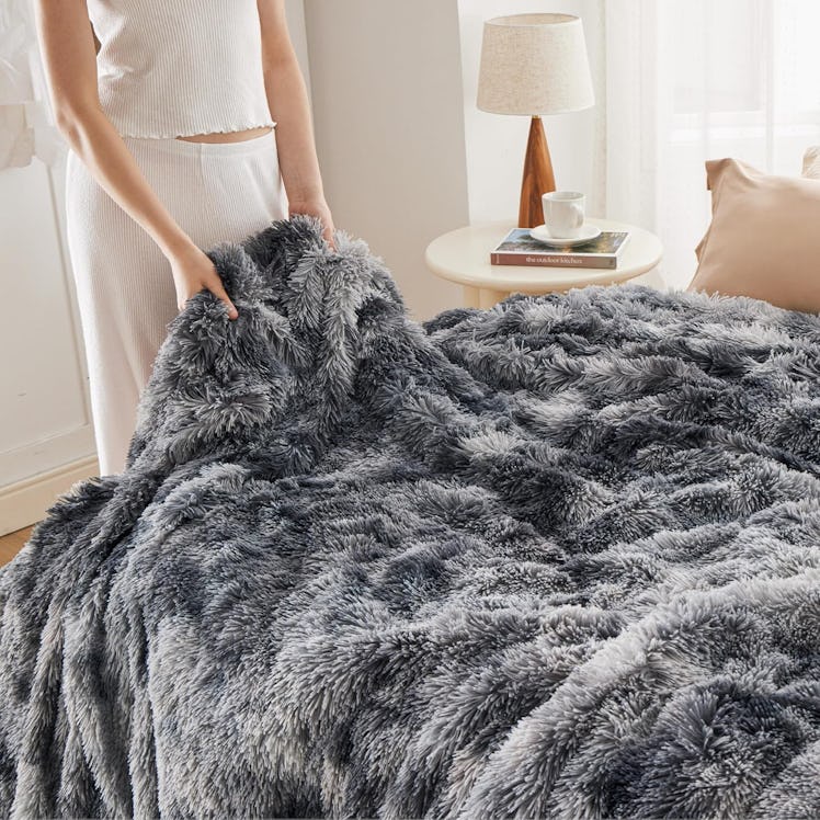 Bedsure GentleSoft Sherpa Faux Fur Throw Blanket