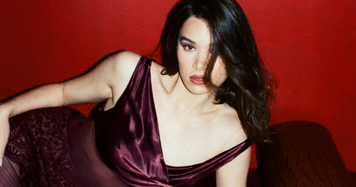 Hailee Steinfeld Locks In