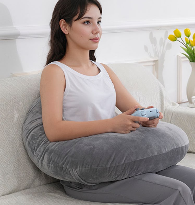 QUEEN ROSE Reading Pillow