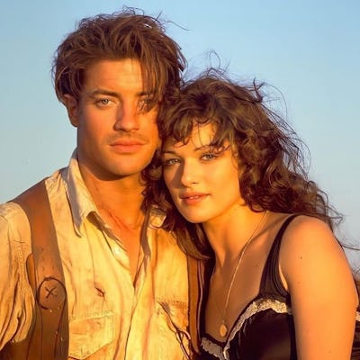brendan fraser and racehl weisz post on set for the mummy