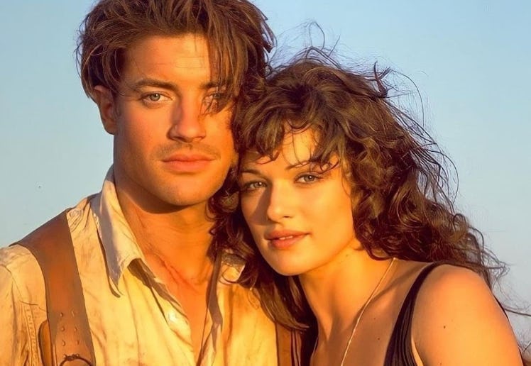 brendan fraser and racehl weisz post on set for the mummy