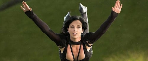 20 Years Ago, Charlize Theron’s Sci-Fi Flop Sanitized A Cyberpunk Masterpiece 