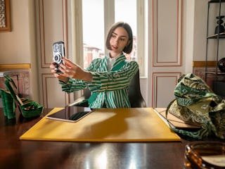 Bryan Greenberg as Jake Campbell, Lily Collins as Emily of Emily in Paris.