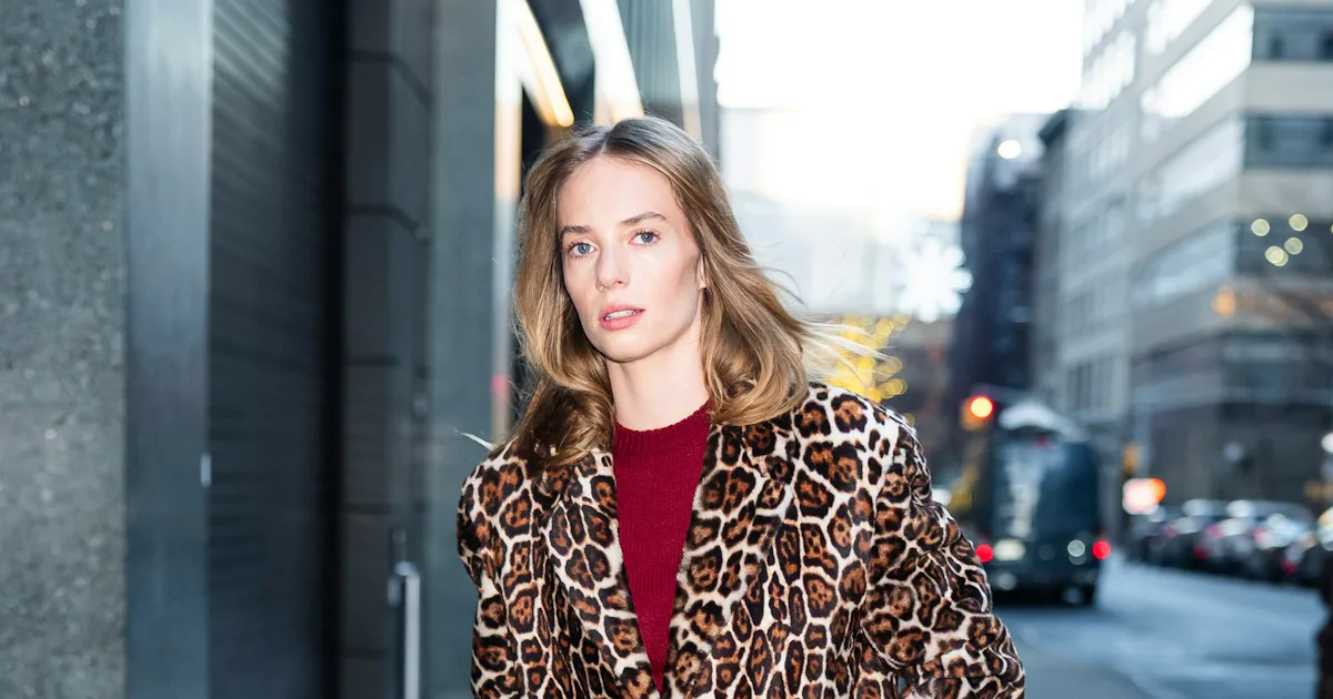 Maya Hawke orientiert sich an Jennifer Lawrences Winterstil mit einem ...