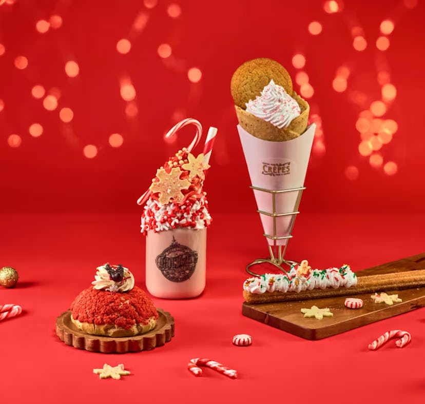 A review of the Snickerdoodle Crepe, one of Universal Orlando's 2025 holiday treats.