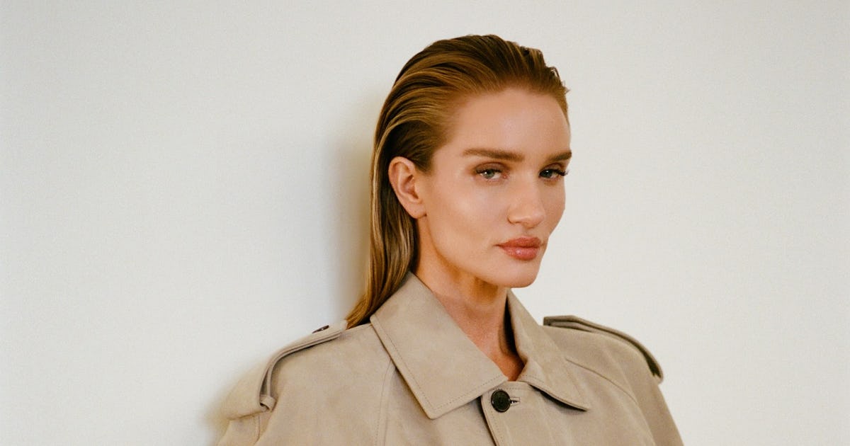 Rosie Huntington-Whiteley's Sexy Braless Pantsuit Was Peak "Office Siren"
