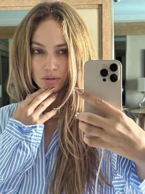 Jennifer Lopez in a makeup-free selfie