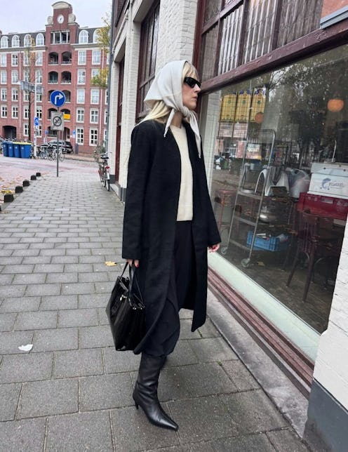 Linda Tol in a triangle scarf