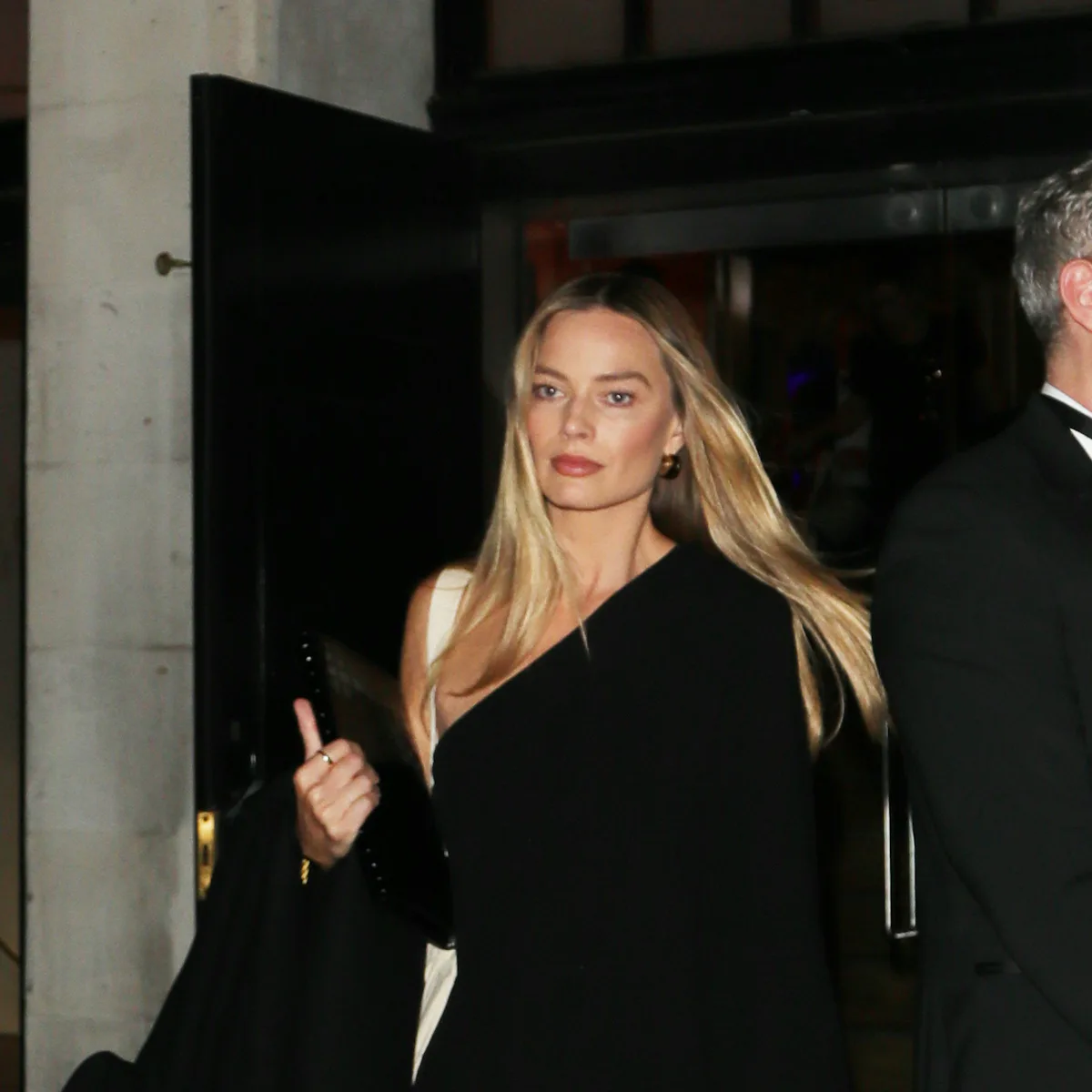 Margot Robbie Lets Her Personal Style Shine in a Simply Sexy Black Dress Margot Robbie Lets Her Personal Style Shine in a Simply Sexy Black Dress