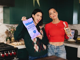 I tried Khloe Kardashian's new cinnamon roll Khloud popcorn.