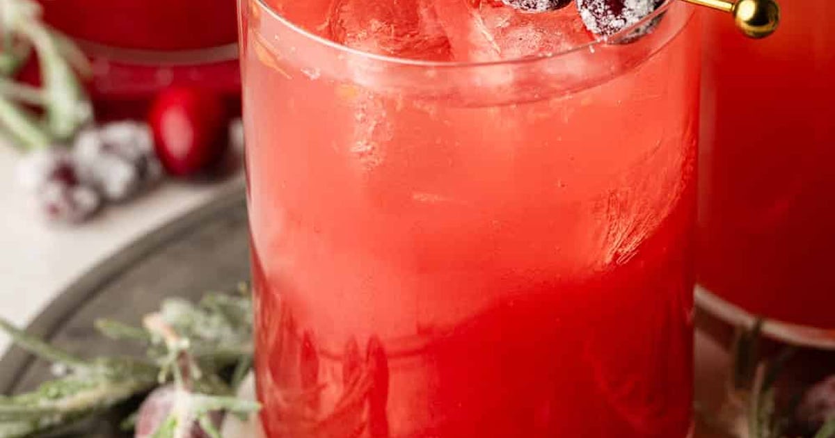 9 Easy Holiday Mocktail Recipes For Entertaining Guests (Or Just Yourself)
