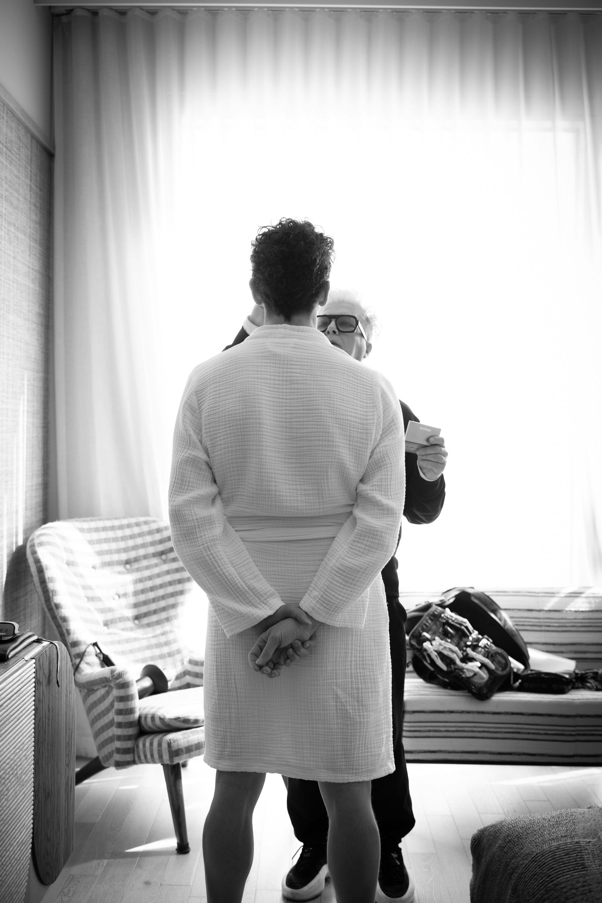 Michael Urie preps for the Critics Choice Awards by getting hair and makeup done by Peter de Oliveir&hellip;