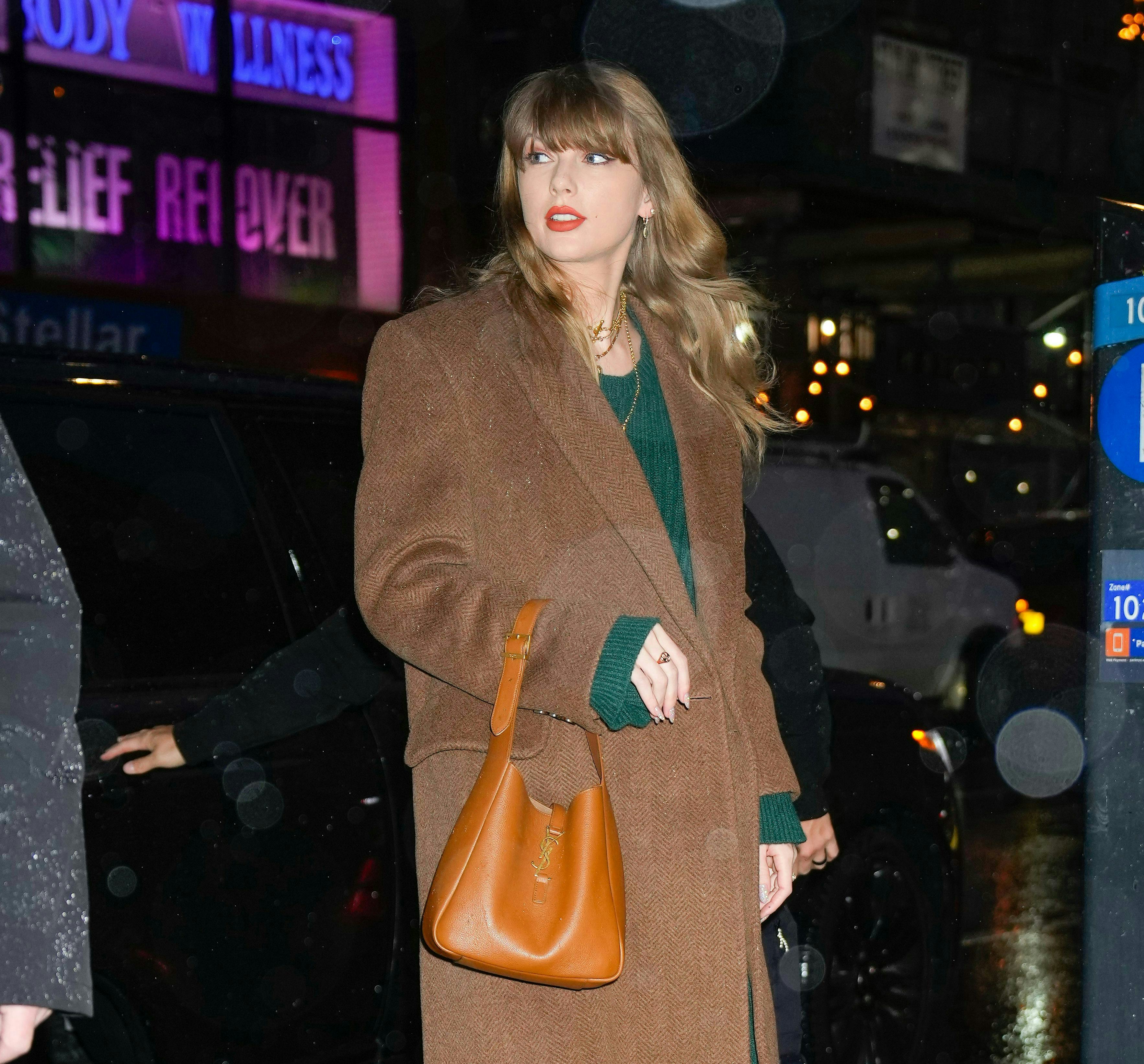 Taylor Swift wearing Saint Laurent&rsquo;s Le 5 a 7 hobo bag.