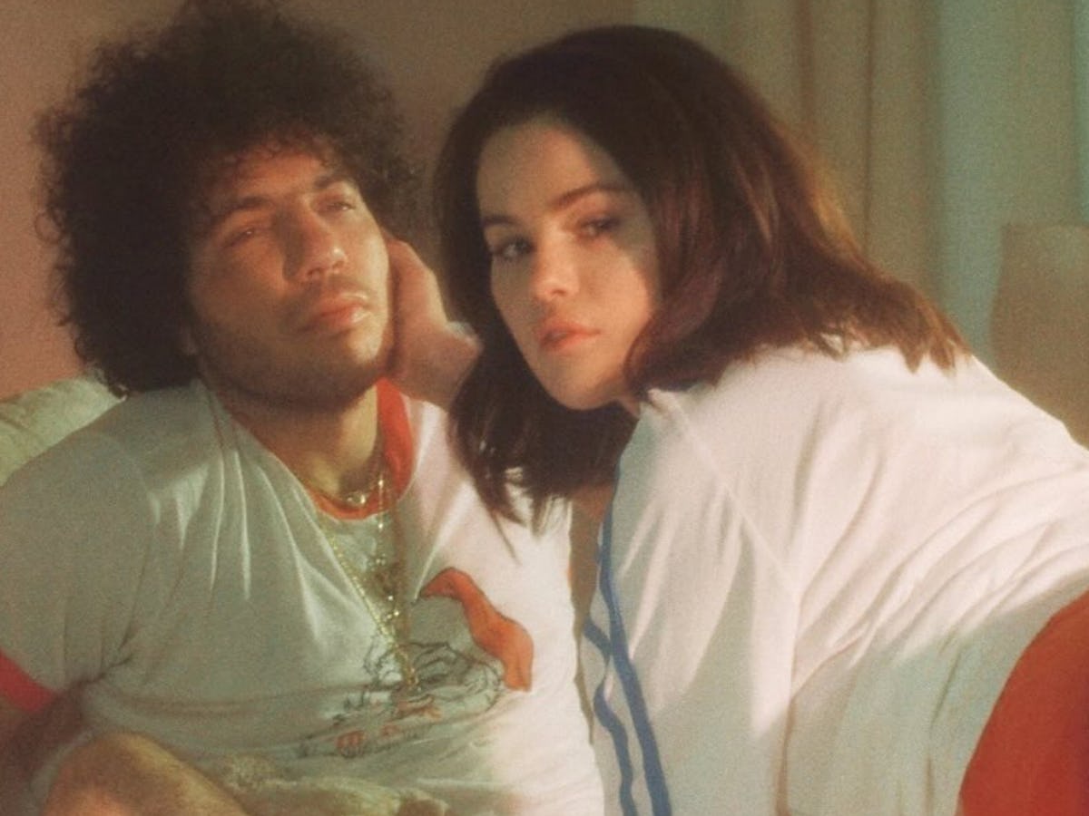 Gomez és Blanco az albumot népszerűsítő fotósorozat egyik képén