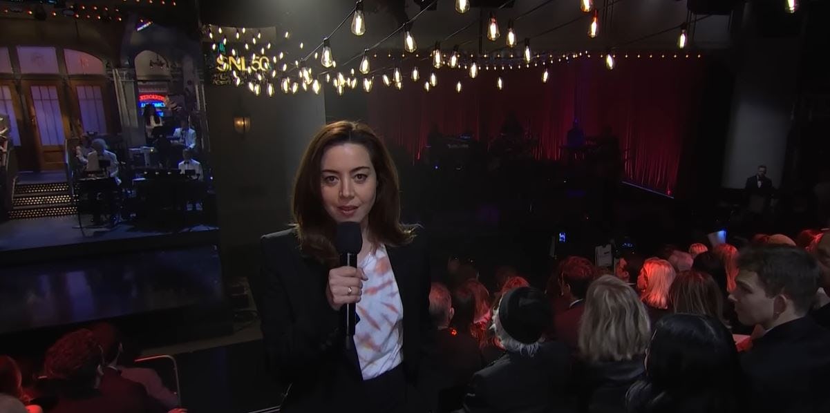 Aubrey Plaza honored late husband Jeff Baena in a tie-dye shirt.