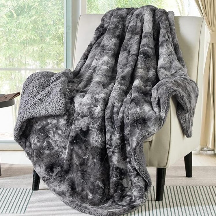 Bedsure Faux Fur Throw Blanket