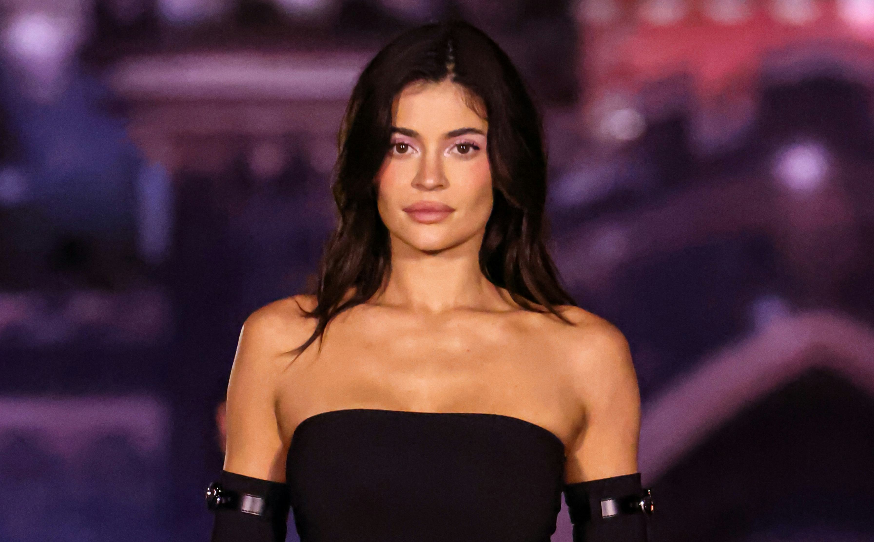 Kylie Jenner Wore A Bedazzled Bra As A Top To The Oscars