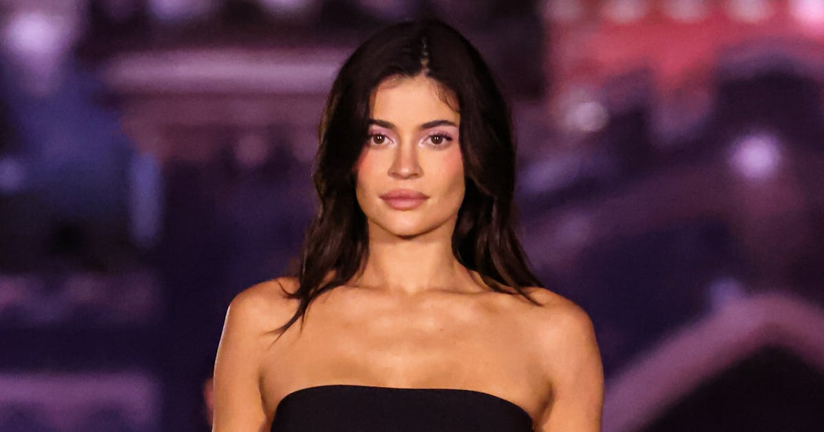 Kylie Jenner Wore A Bedazzled Bra As A Top To The Oscars