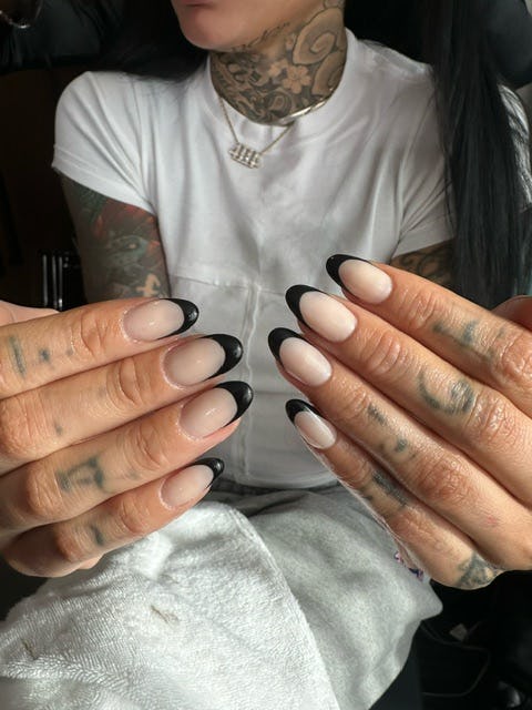 Kehlani&rsquo;s black french tip nails at the grammys