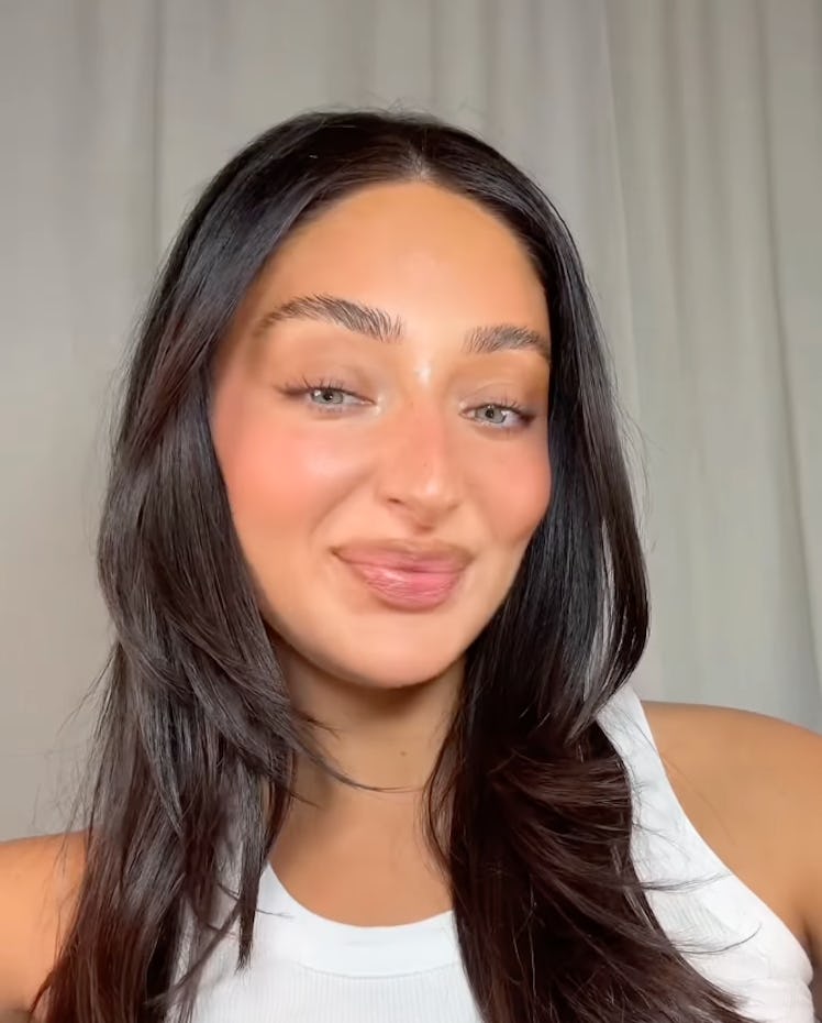 Makeup artist Vanessa Stern in a tutorial for the demi method.