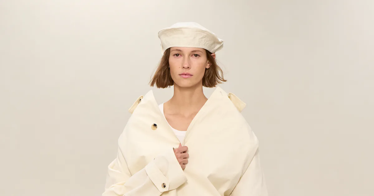 Veronica Leoni’s Calvin Klein Debut Collection Revived The Brand’s ’90s Glory Days Veronica Leoni’s Calvin Klein Debut Collection Revived The Brand’s ’90s Glory Days