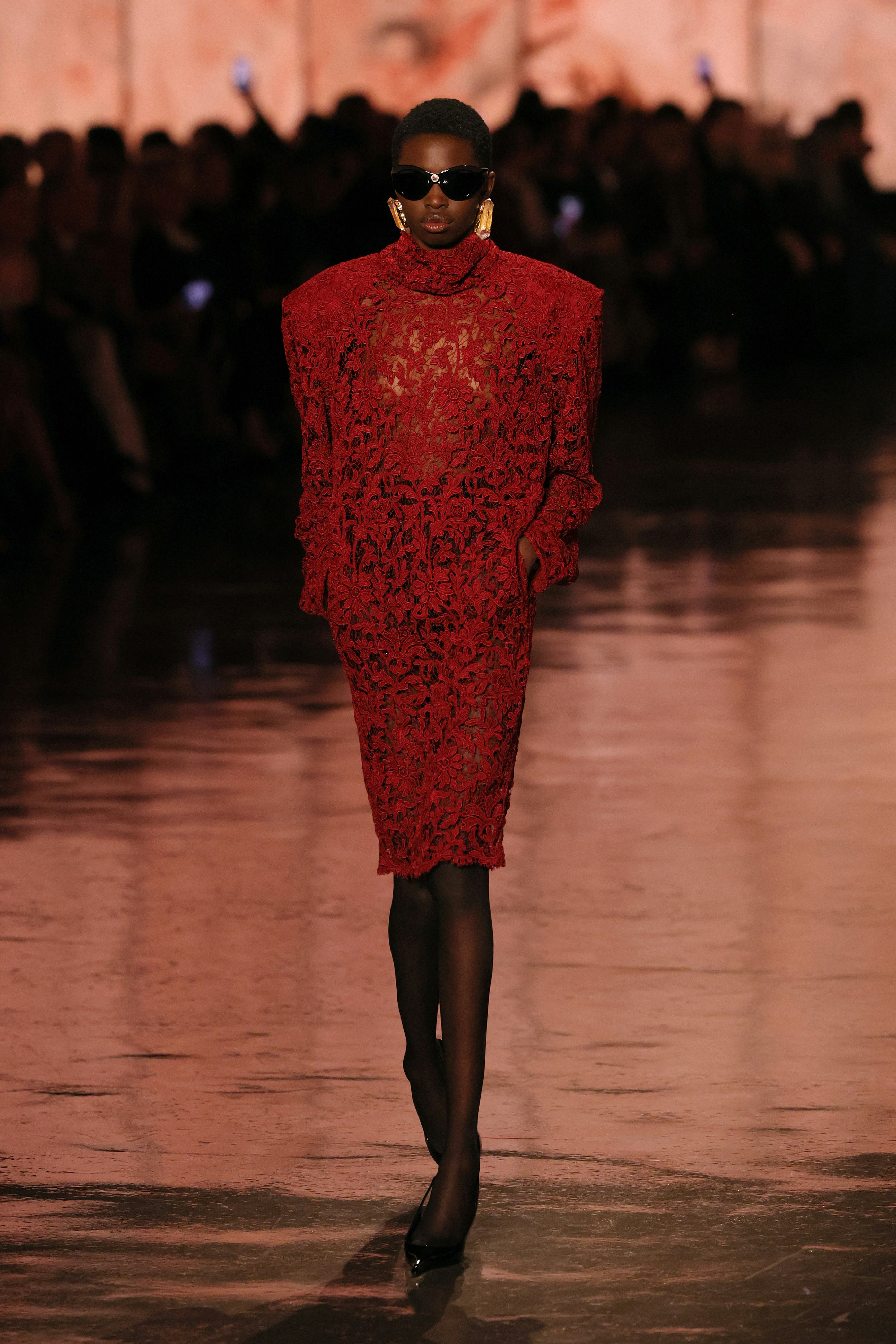 런웨이에서 파워 숄더 실루엣이 돋보이는 재킷 스타일 이미지