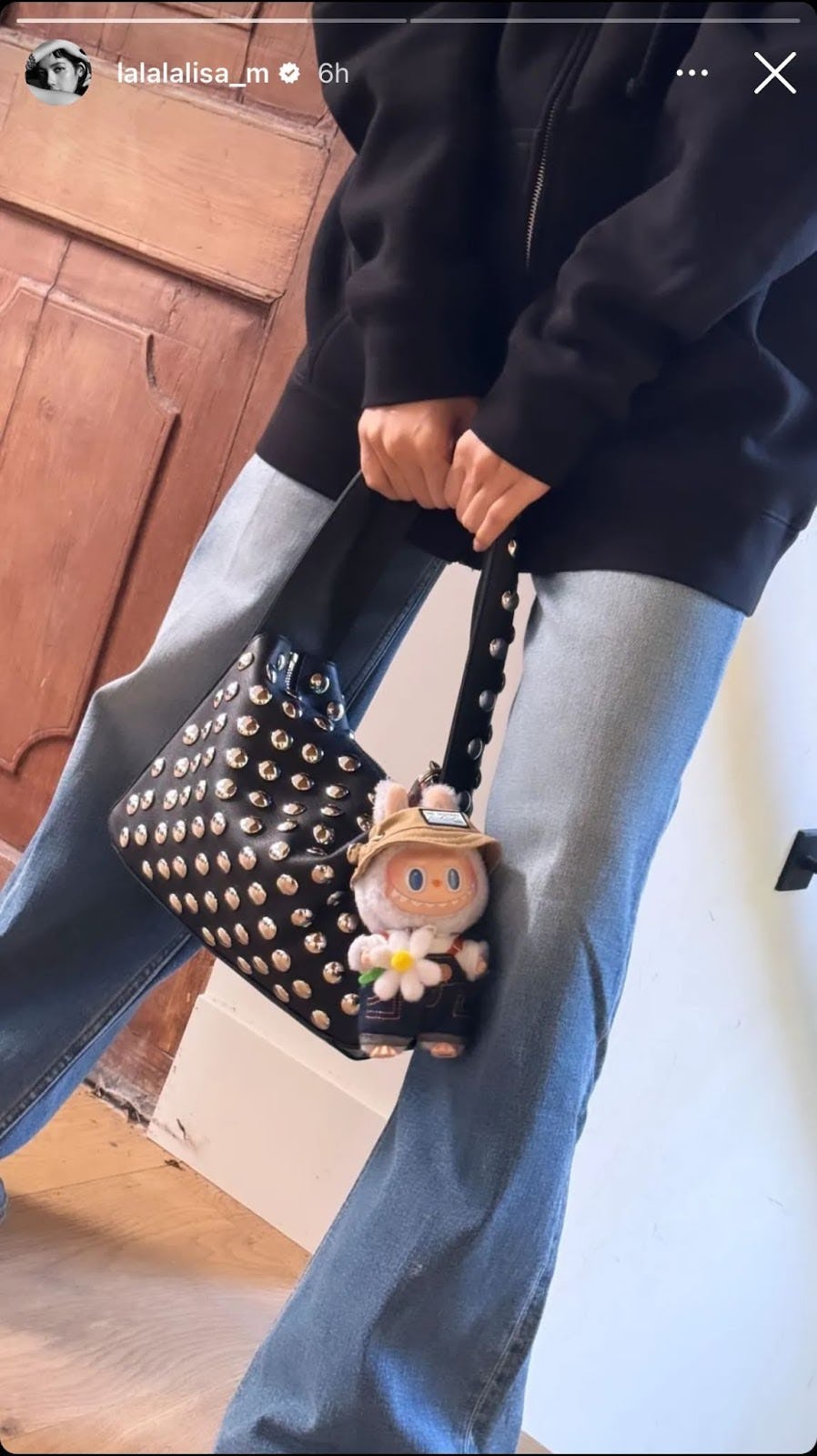 Lalisa Manobal showing off her bag.