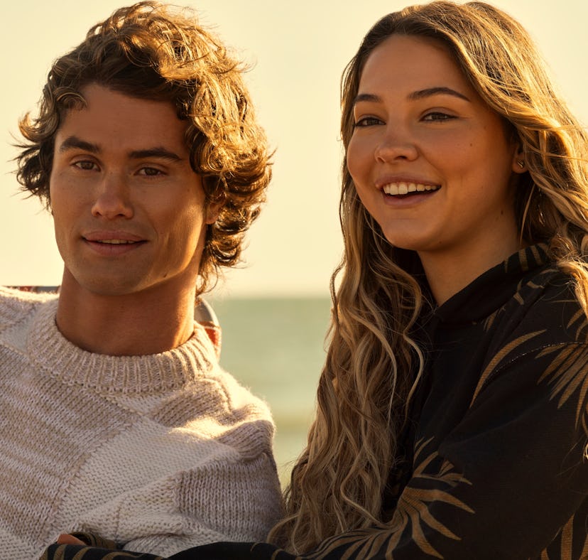 Madelyn Cline and Chase Stokes in 'Outer Banks'