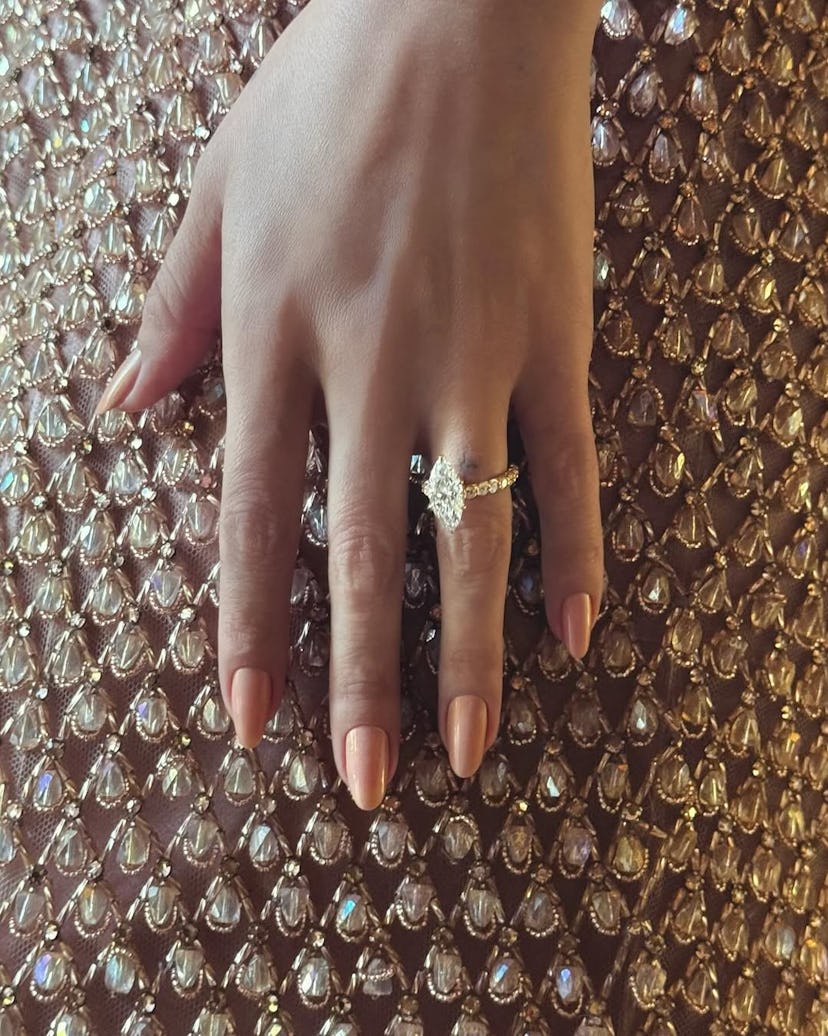 Selena Gomez wearing peach nails at the 2025 Oscars.