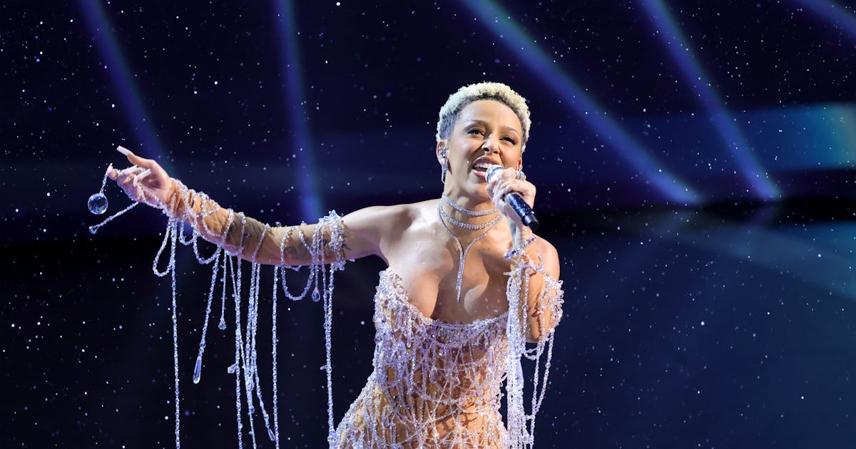 Doja Cat Wore A Sexy "Mob Wife" Gown & A Diamond-Covered Naked Dress At The Oscars