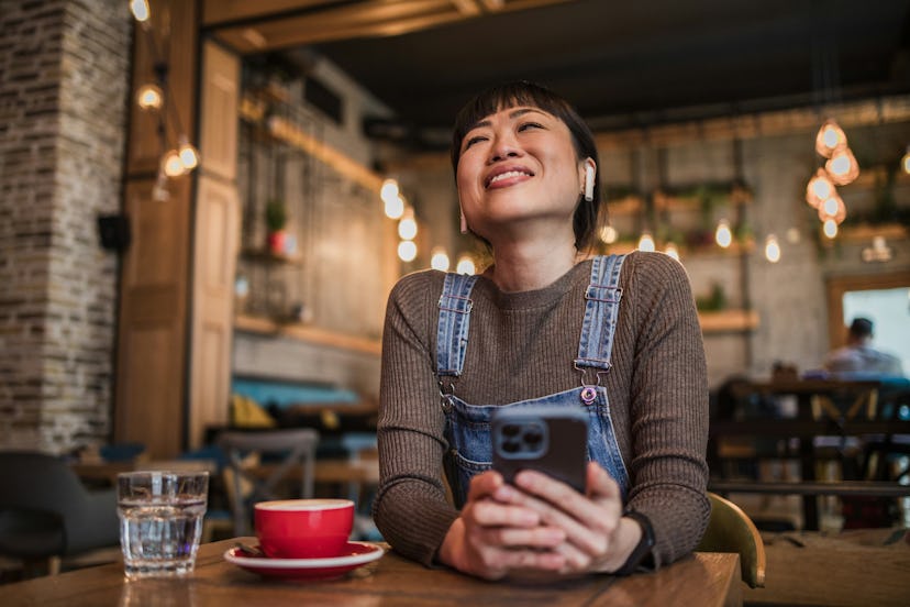 Ways to initiate an actually good conversation on a dating app.