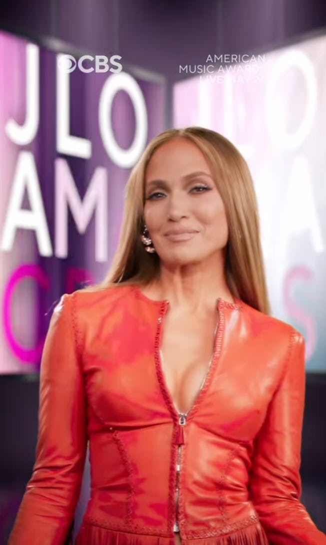 J.Lo&rsquo;s plunging dress was red-hot.