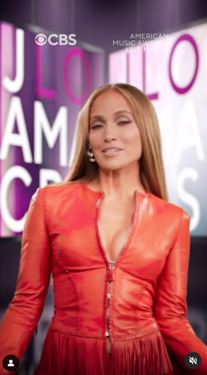 J.Lo&rsquo;s plunging dress was red-hot.
