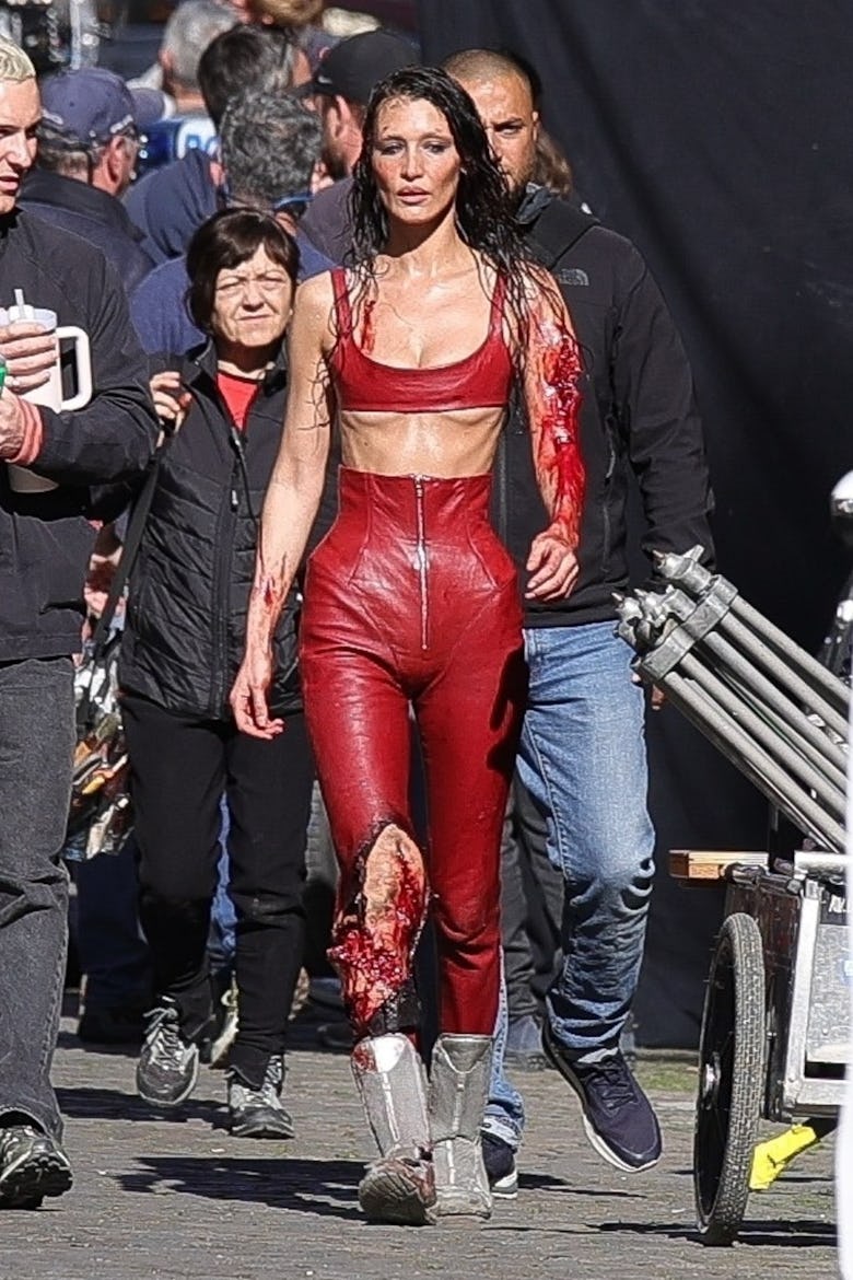 Bella Hadid, Dizi Setinde Kanlar İçinde: İkinci Oyunculuk Deneyimi Şoke Etti