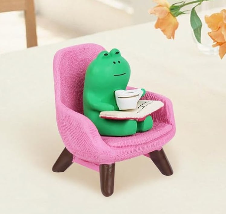 Edyocey Miniature Frog Figurine Desk Decor