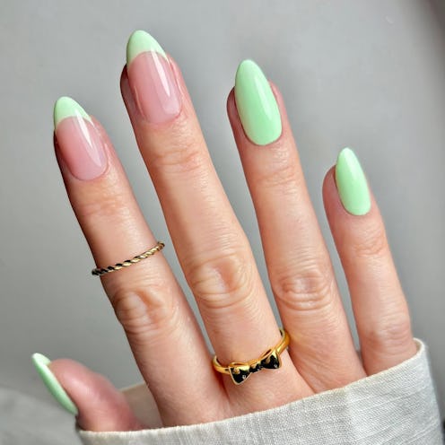 Mint green nail ideas that are so fresh for spring.